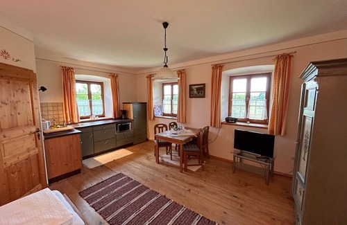 Breitbrunn a. Chiemsee Apartamento | Apartment Sissi for 2 people on the upper floor, 27 sqm, 1 living room/bedroom with kitchen, shared balcony