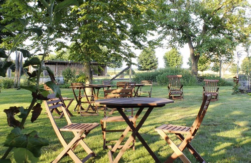 Blievenstorf Apartamento | Apartamento 'Damwildhof Fewo Zur Kastanie' con jardín compartido y Wi-Fi