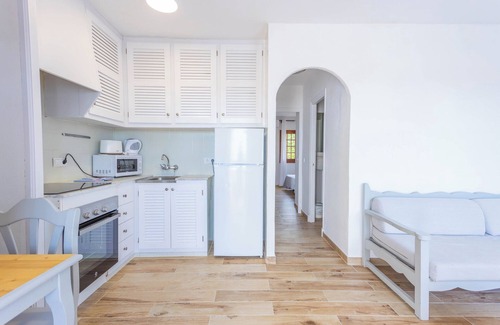 Sant Jaume Mediterrani Apartamento | Apartamento 'Son Bou Gardens Deluxe 1' con piscina compartida, Wi-Fi y aire acondicionado.