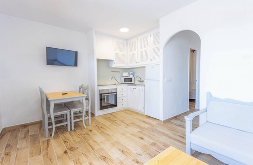 Sant Jaume Mediterrani Apartamento | Apartamento 'Son Bou Gardens Deluxe 1' con piscina compartida, Wi-Fi y aire acondicionado.