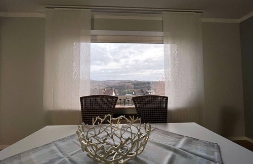 Buscheich Apartamento | Apartment 1 - EG - Max. 8 Pers. - 120m² - mit Balkon - Eifelurlaub mit Panoramablick: Geräumige
