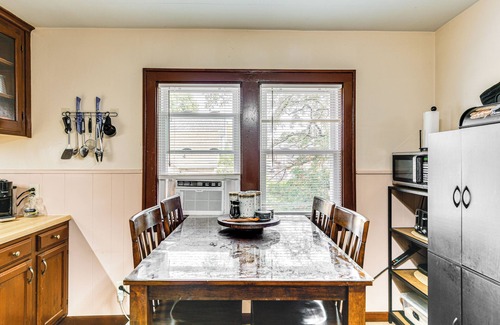 Lackawanna Apartamento | Apartment > 1 Mi to Buffalo Botanical Gardens!