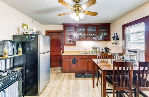 Lackawanna Apartamento | Apartment > 1 Mi to Buffalo Botanical Gardens!
