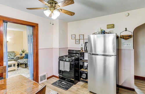 Lackawanna Apartamento | Apartment > 1 Mi to Buffalo Botanical Gardens!