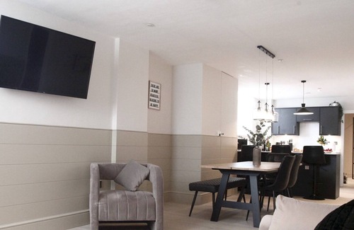 Bont Newydd Apartamento | Apartment 1 Old Conservative Club in Historic Town | Pass the Keys