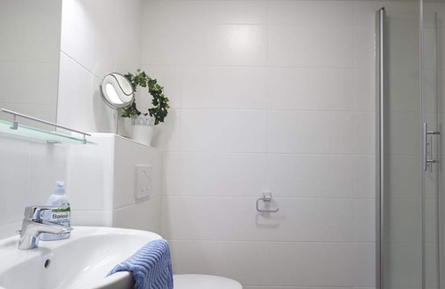 Halbturn Apartamento | Apartment 2, balcony, shower/toilet, front side - Apartment Halbturn
