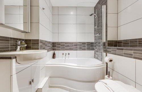 Runnymede Apartamento | Apartment, 2 rooms , up to 5 guests, free pkg -pkg by Tent serviced Apartments