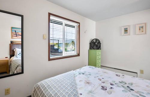 Birch Bay Apartamento | Apartment #2 with large kitchen across the street from the beach