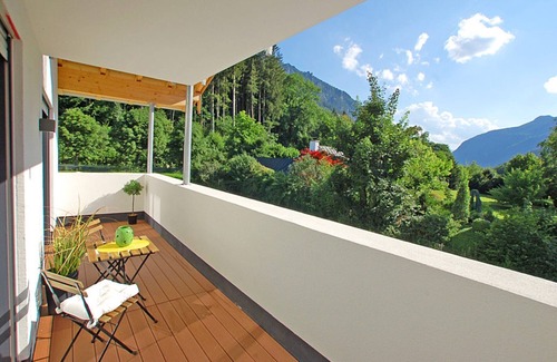 Gmain Apartamento | Estudio Deluxe para 1-4 personas, balcón con impresionantes vistas a la montaña