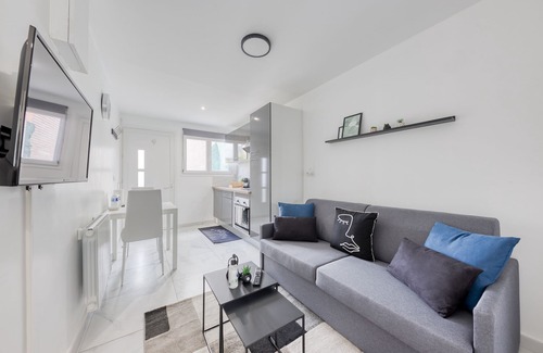 La Courneuve Apartamento | Apartment 4 pers - Metro + station / Private parking lot / Wifi - Aeroport CDG -