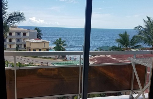 Kribi Apartamento | Apartamento-Premium-Baño con ducha y vistas al mar