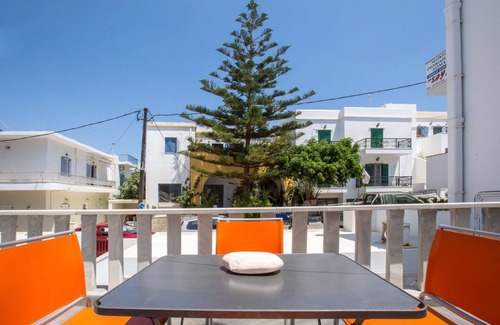 Tinos Town Apartamento | Apartment 'A The City House' with Private Terrace, Balcony and Air Conditioning