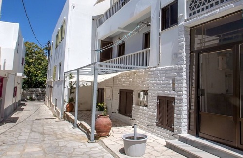 Tinos Town Apartamento | Apartment 'A The City House' with Private Terrace, Balcony and Air Conditioning