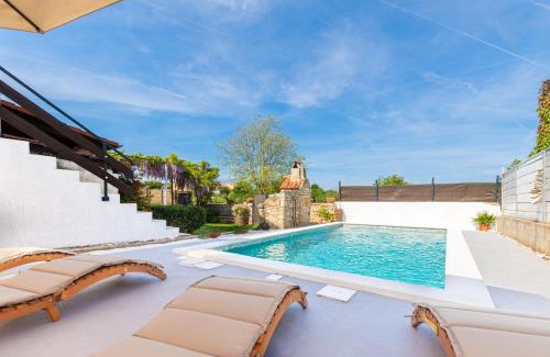 Valtura Apartamento | Apartment Adriana on peaceful location with pool