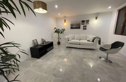Bourg-Saint-Andeol Apartamento | Apartamento "Agréable Maison Centre-ville" con terraza privada, Wi-Fi y aire acondicionado