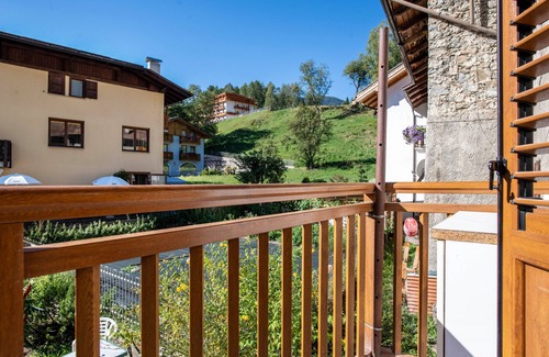 Dimaro Apartamento | Apartamento "Al Sasso Rosso" con vistas a la montaña y balcón
