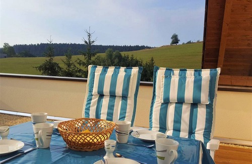 Unterkirnach Apartamento | Apartamento 'Am Bach' con terraza privada, balcón y Wi-Fi