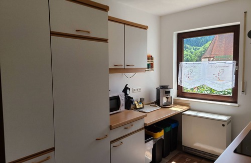 Gernsbach Apartamento | Apartamento 'Am Südhang' con vistas a la montaña, terraza privada y Wi-Fi