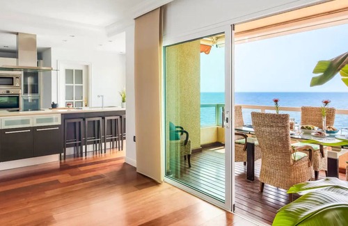 Radazul Apartamento | Apartamento 'Amplio apartamento en la playa' con vistas al mar y Wi-Fi