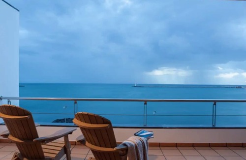 Praia da Vitoria Apartamento | Apartment 'Apartamento Boavista' with Sea View, Wi-Fi and Air Conditioning