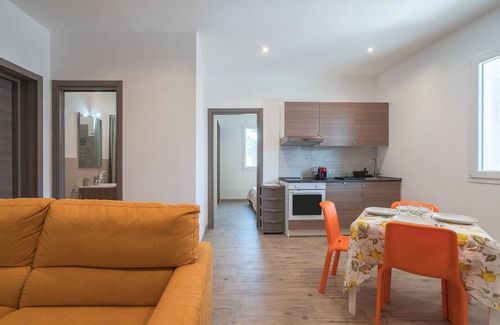 Arenella Apartamento | Apartment 'Appartamento Arancione In Villa' with Private Terrace, Wi-Fi and Air Conditioning