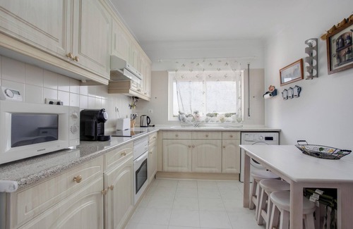 Portimao Apartamento | Apartamento "Ariana" con piscina, Wi-Fi, balcón, piscina interior y pista de tenis