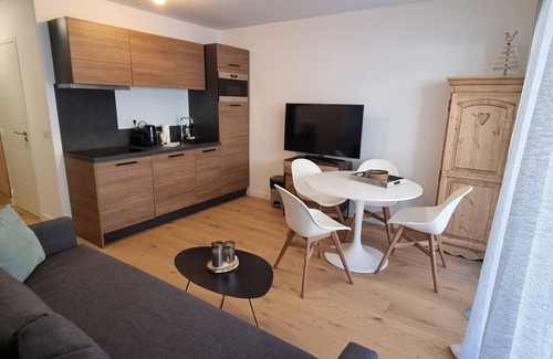 Saint-Etienne-de-Tinee Apartamento | Apartamento "Aspen Park 106" con terraza privada y Wi-Fi
