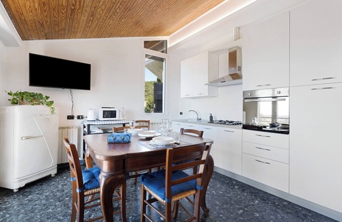 Moneglia Apartamento | Apartamento 'Attico Con Vista' con vistas al mar, balcón y Wi-Fi