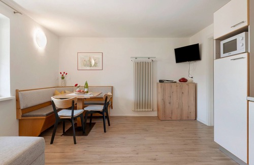 Laives Apartamento | Apartment 'Auelehof Marlene' with Mountain View, Wi-Fi and Air Conditioning