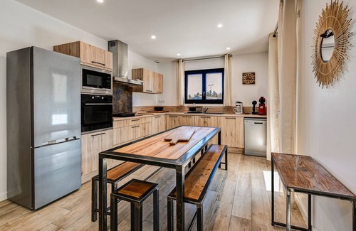 Ax-les-Thermes Apartamento | Apartamento 'Aux Pieds Des Pistes - Appt B' con vistas a la montaña, Wi-Fi y aire acondicionado