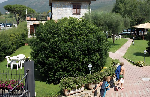 Campochiesa Apartamento | Apartamento 'Azalea' con piscina compartida, jardín compartido y Wi-Fi