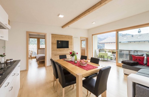 Feldthurns Apartamento | Apartamento 'Bachmannhof Lavendel' con piscina compartida, terraza privada y Wi-Fi