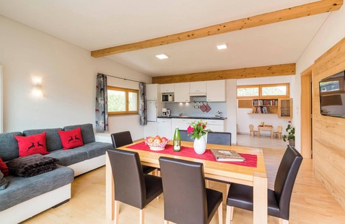 Feldthurns Apartamento | Apartamento 'Bachmannhof Lavendel' con piscina compartida, terraza privada y Wi-Fi