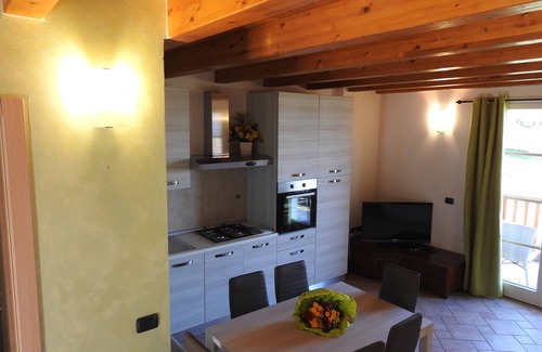 Malcesine Apartamento | Apartamento con vista al balcón, piscina climatizada, aire acondicionado, aparcamiento