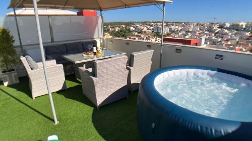 Ferragudo Apartamento | Apartment Beta - 2 Bedrooms, Private Rooftop Patio with Hot Tub, BBQ and View
