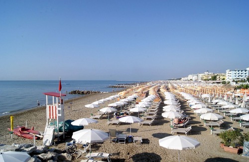 Old Town Apartamento | Apartment 'Bilocale 4 Isola Di Pasqua Caorle' with Private Terrace, Wi-Fi and Air Conditioning