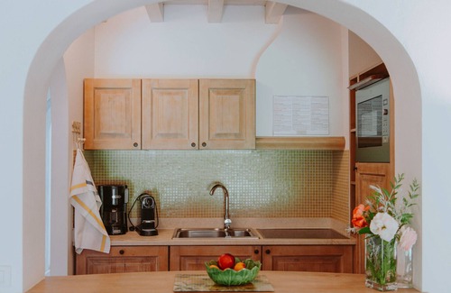 Puegnago del Garda Apartamento | Apartment 'Bilocale Turchese' with Shared Pool, Wi-Fi, and Air Conditioning