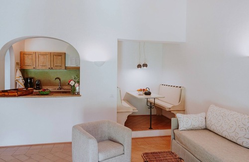 Puegnago del Garda Apartamento | Apartment 'Bilocale Turchese' with Shared Pool, Wi-Fi, and Air Conditioning