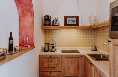 Puegnago del Garda Apartamento | Apartment 'Bilocale Turchese' with Shared Pool, Wi-Fi, and Air Conditioning