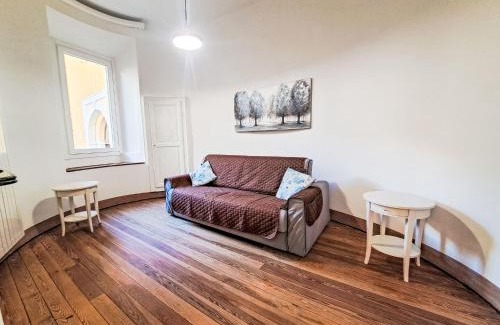 Porto Valtravaglia Apartamento | Apartment Blu - Borgo Antico by Interhome