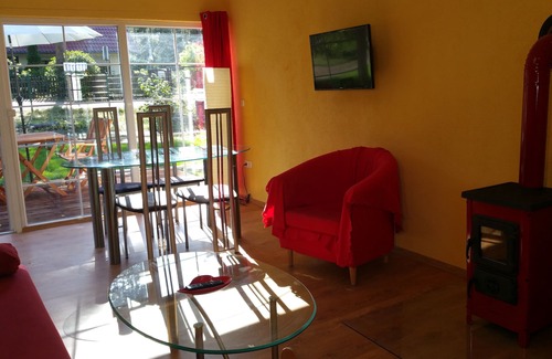 Joachimsthal Apartamento | Apartment 'Bungalow Rot M1 Schlafzimmer' with Private Terrace, Shared Garden and Wi-Fi