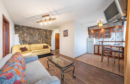 Podil Apartamento | Apartment by the Dnipro Riverfront in Historic Podil
