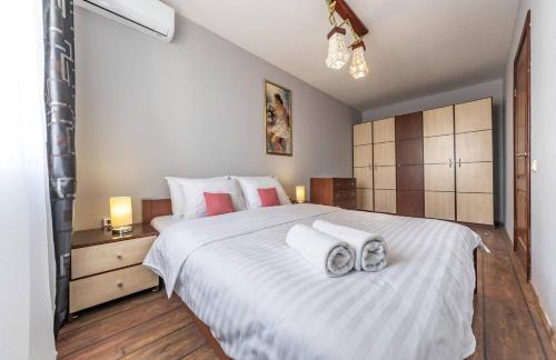 Podil Apartamento | Apartment by the Dnipro Riverfront in Historic Podil