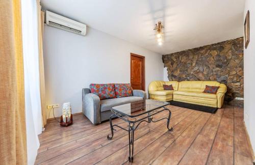Podil Apartamento | Apartment by the Dnipro Riverfront in Historic Podil