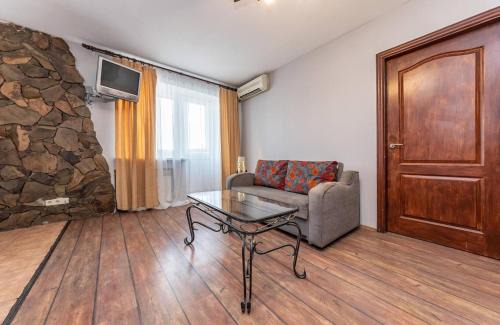Podil Apartamento | Apartment by the Dnipro Riverfront in Historic Podil