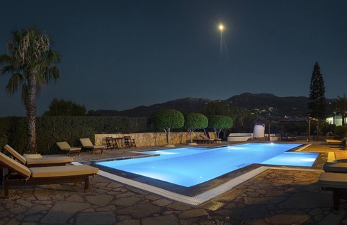 Tripitos Apartamento | Apartamento junto a la piscina en Sitia Oceanides