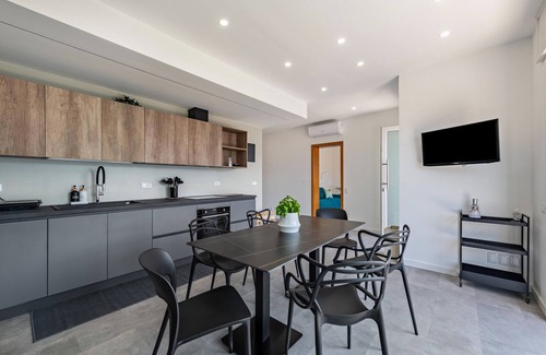 Brenzone sul Garda Apartamento | Apartment 'Cà Granda Brenzone' with Lake View, Wi-Fi and Air Conditioning