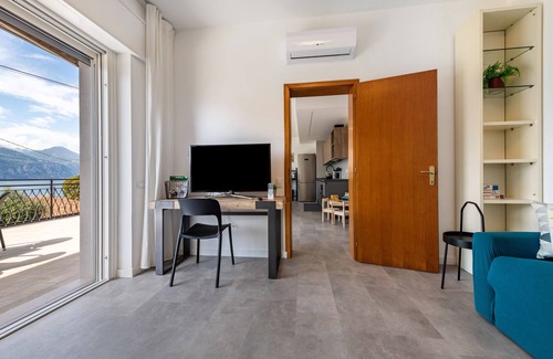 Brenzone sul Garda Apartamento | Apartment 'Cà Granda Brenzone' with Lake View, Wi-Fi and Air Conditioning