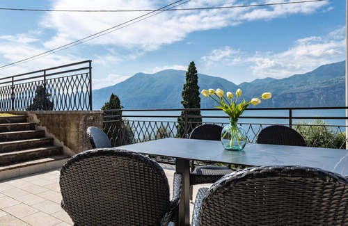 Brenzone sul Garda Apartamento | Apartment 'Cà Granda Brenzone' with Lake View, Wi-Fi and Air Conditioning