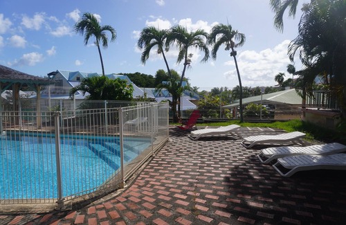 Sainte-Anne Apartamento | Apartment Camélia (500 m from the BEACH, with SWIMMING POOL)